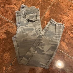 Ankle rise camouflage jeans